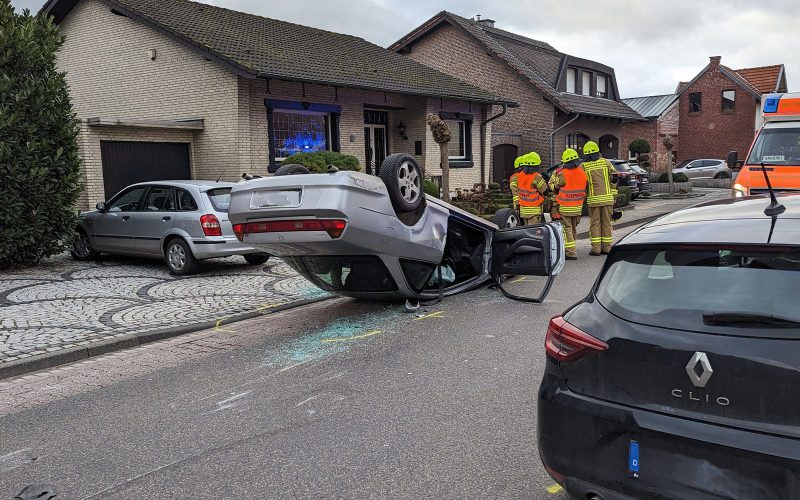 Der Verkehrsunfall auf der Geilenkirchener Straße hat einen PKW auf das Dach geschleudert. Die Scherben der zerbrochenen Scheiben sind um das Fahrzeug zu sehen. Foto: Blaulichtreport Kr.HS