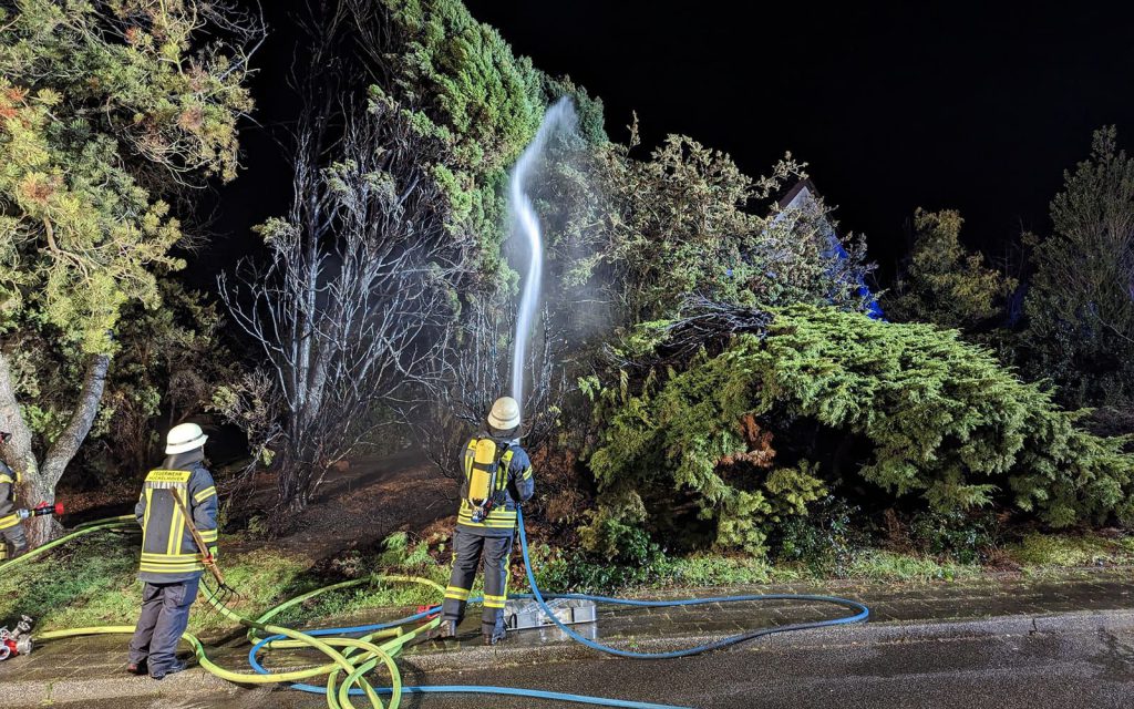 Heckenbrand in Wohngebiet: Feuerwehr Hückelhoven verhindert Schlimmeres durch schnelles Eingreifen