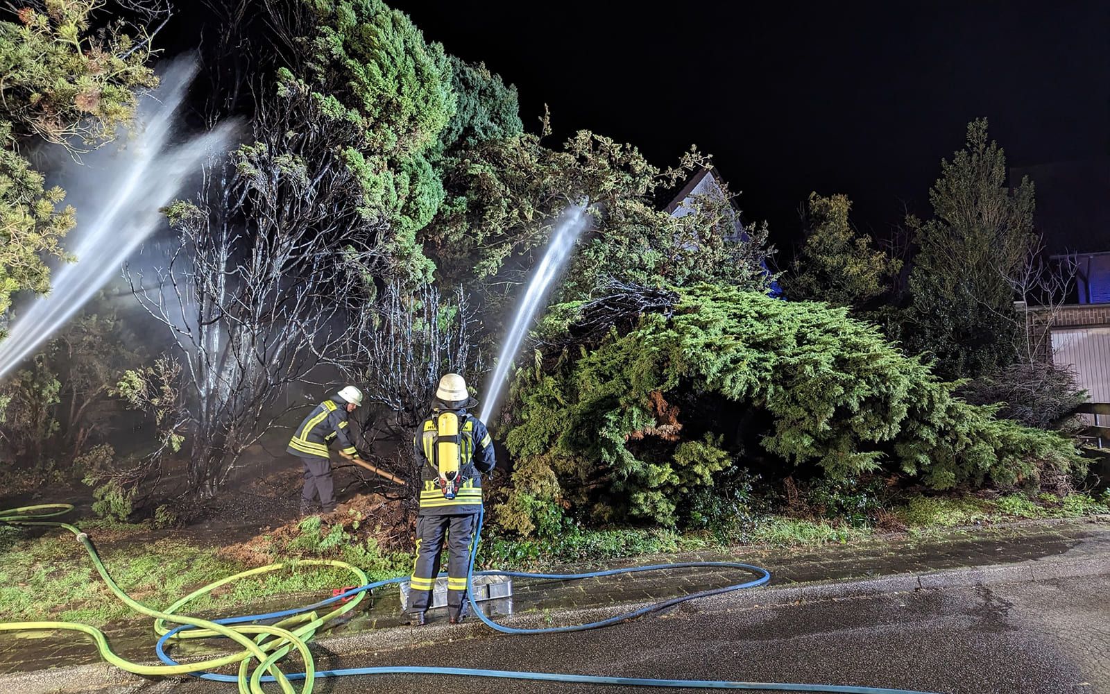 Heckenbrand in Wohngebiet: Feuerwehr verhindert Schlimmeres