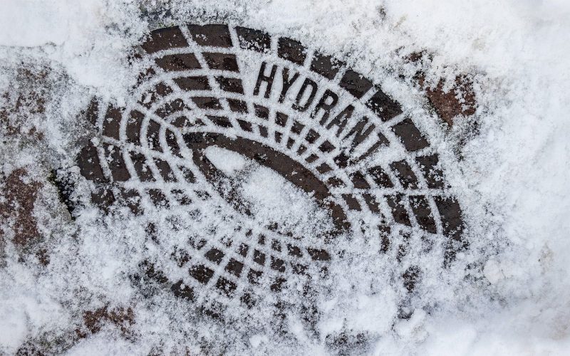 Feuerwehr appelliert: Hydranten-Deckel von Schnee und Eis befreien