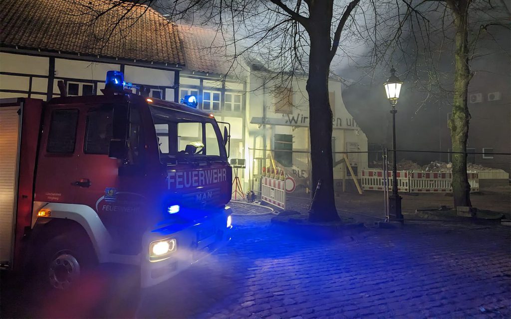 Feuerwehr verhindert Übergreifen von Feuer auf Pfarrgebäude in Wegberg