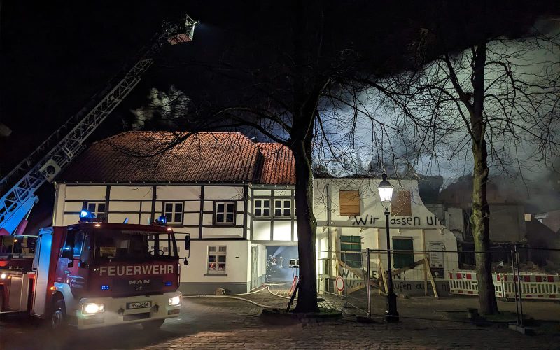Feuerwehr verhindert Übergreifen von Feuer auf Pfarrgebäude in Wegberg