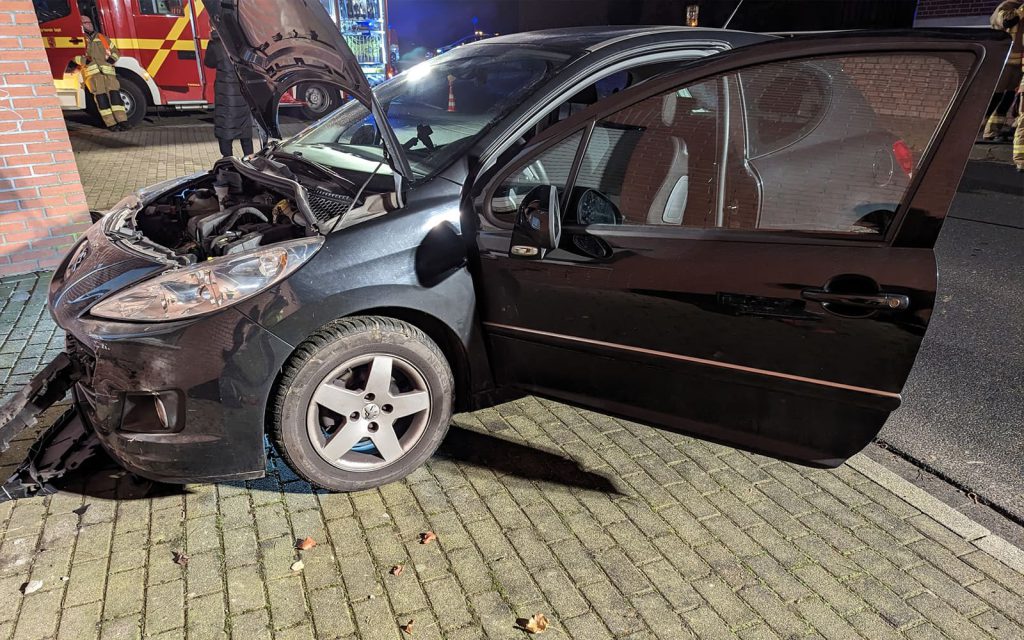 Schwerer PKW-Unfall in Gangelt-Schümm: Fahrzeug prallt gegen Hauswand