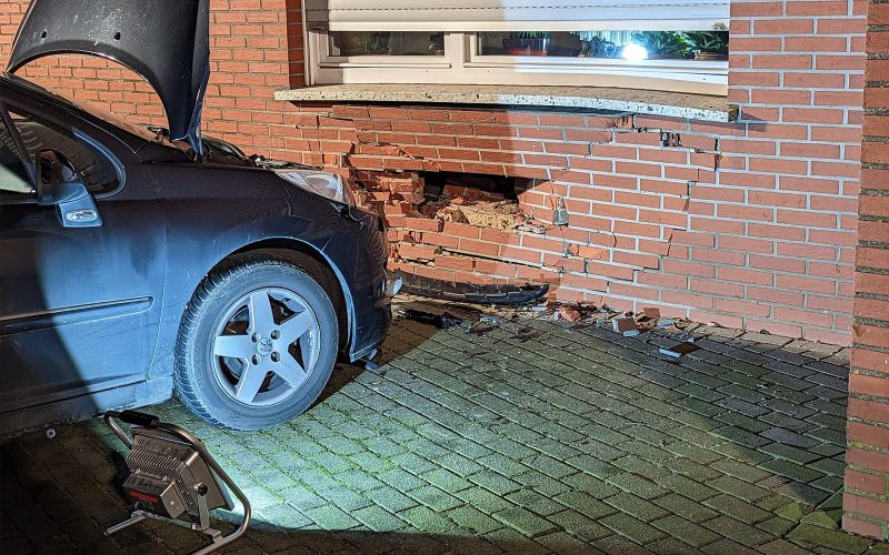 Schwerer PKW-Unfall in Gangelt-Schümm: Fahrzeug prallt gegen Hauswand