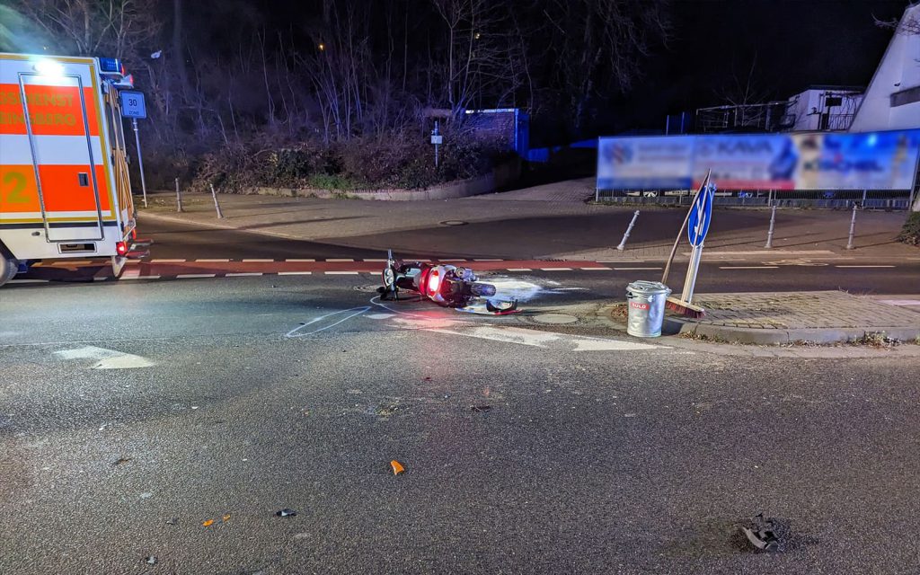 Sophiastraße Ecke Mokwastraße: Verletzte Person nach Unfall zwischen PKW und Motorroller