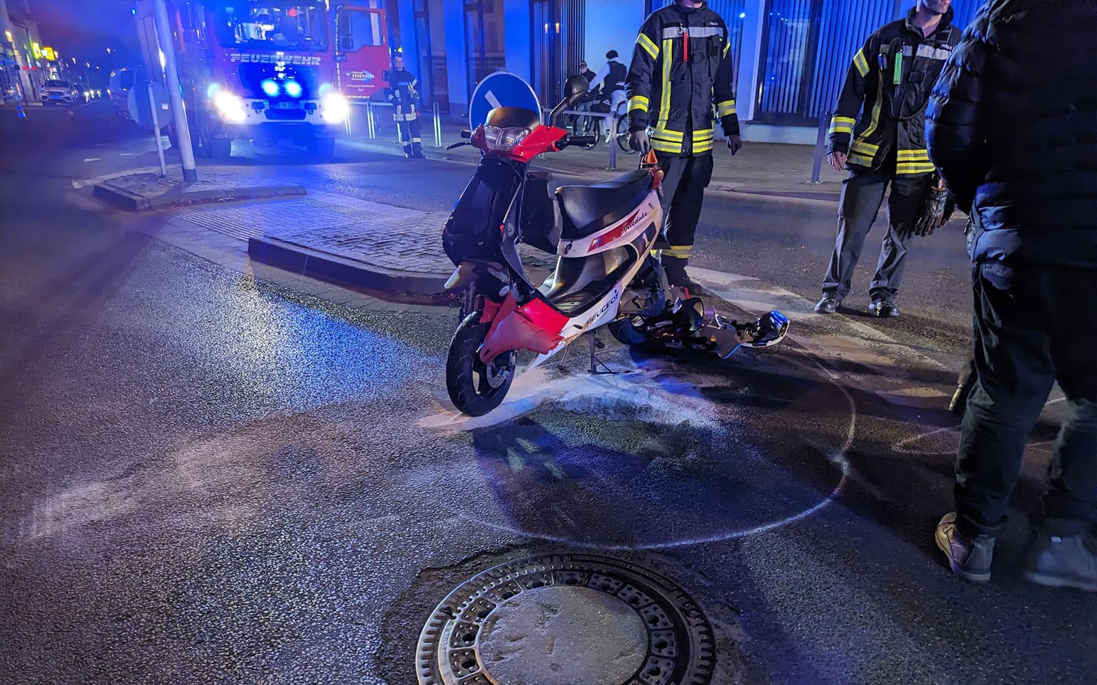 Sophiastraße Ecke Mokwastraße: Verletzte Person nach Unfall zwischen PKW und Motorroller