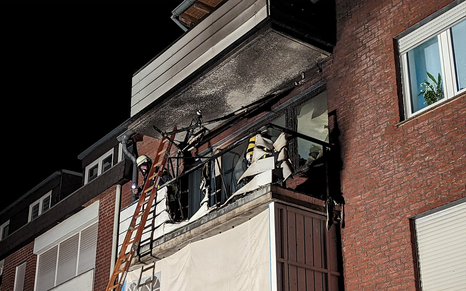 Balkon durch Feuer komplett zerstört in Erkelenz-Gerderath