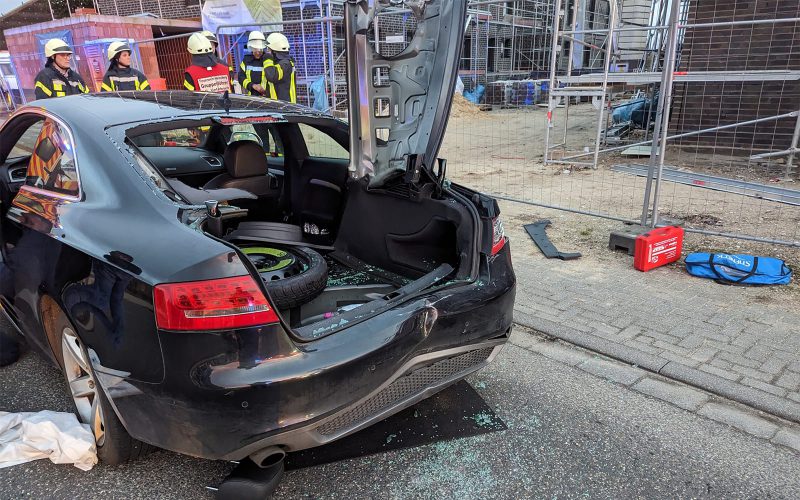 Schwerer Verkehrsunfall in Heinsberg-Unterbruch: 23-jährige Frau über Kofferraum befreit