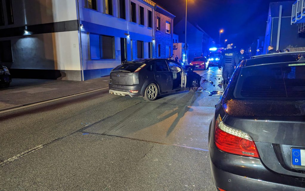 Auffahrunfall auf der Breitestraße: Eine Person im Krankenhaus und massive Fahrzeugschäden