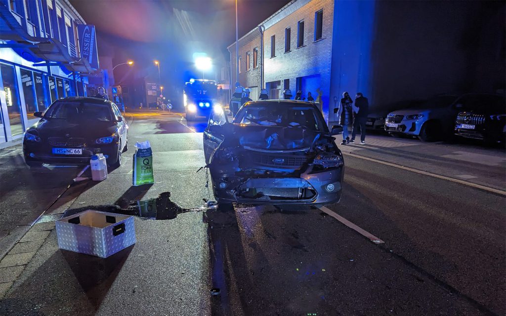 Auffahrunfall auf der Breitestraße: Eine Person im Krankenhaus und massive Fahrzeugschäden