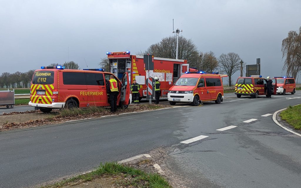 Brand in Entsorgungsbetrieb: Feuerwehr Erkelenz und ABC Zug Heinsberg verhindern größeres Unglück