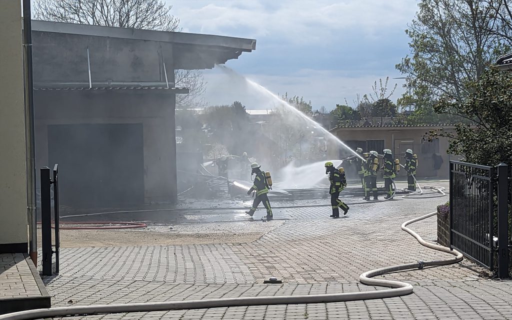 Scheunenbrand in Erkelenz-Lövenich: Gartenarbeiten lösen Feuer aus