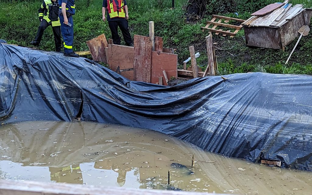 Dammbruch am Baaler Bach sorgt für überflutete Baugrube