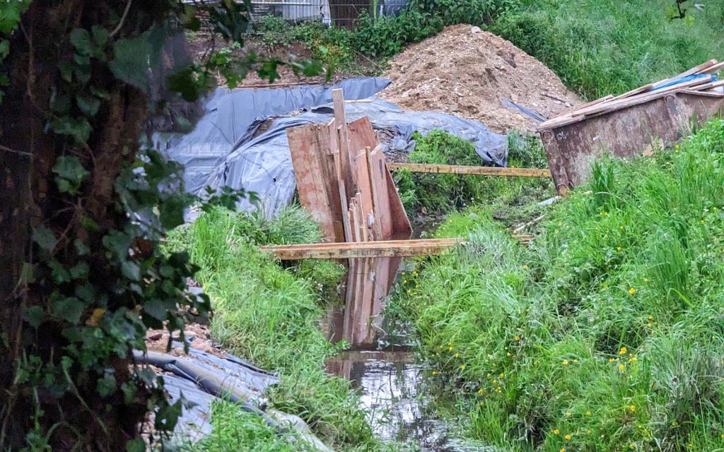 Dammbruch am Baaler Bach sorgt für überflutete Baugrube