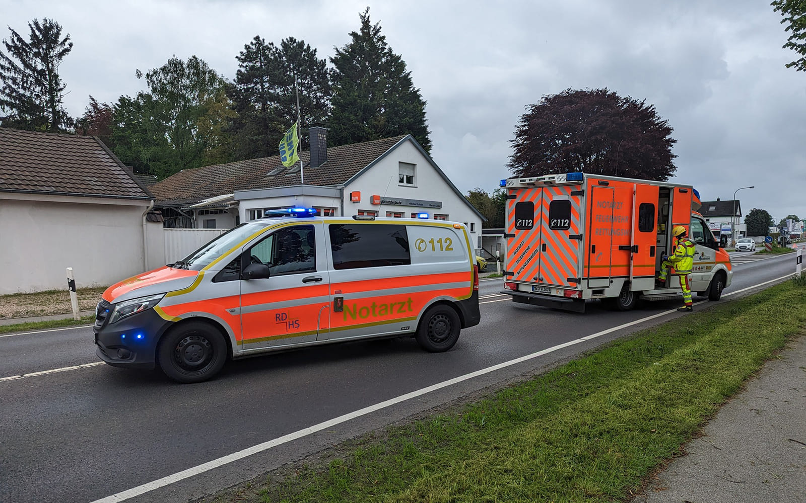 Schwerer Zusammenstoß in Rath-Anhoven führt zu zwei Verletzten