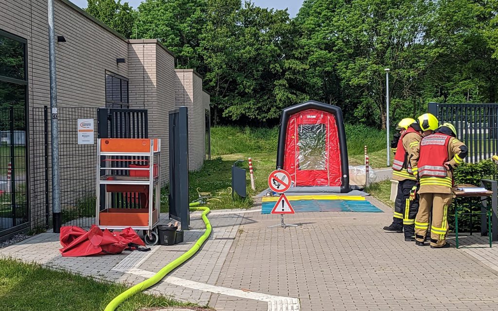 Möglicher Chlorgasaustritt im Geilenkirchener Schwimmbad führt zu Großeinsatz der Feuerwehr