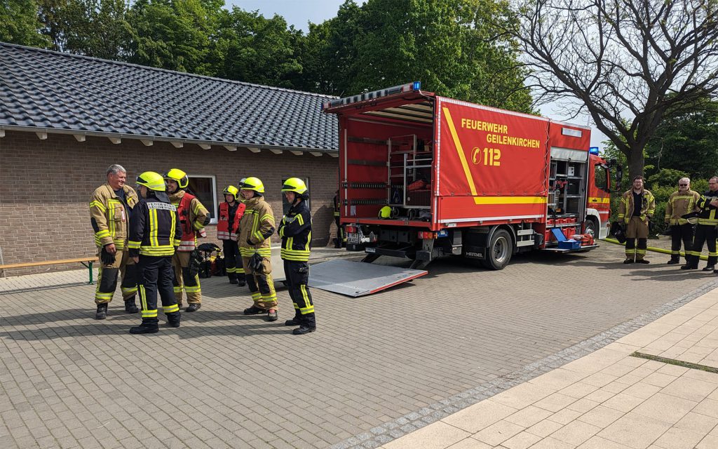 Möglicher Chlorgasaustritt im Geilenkirchener Schwimmbad führt zu Großeinsatz der Feuerwehr