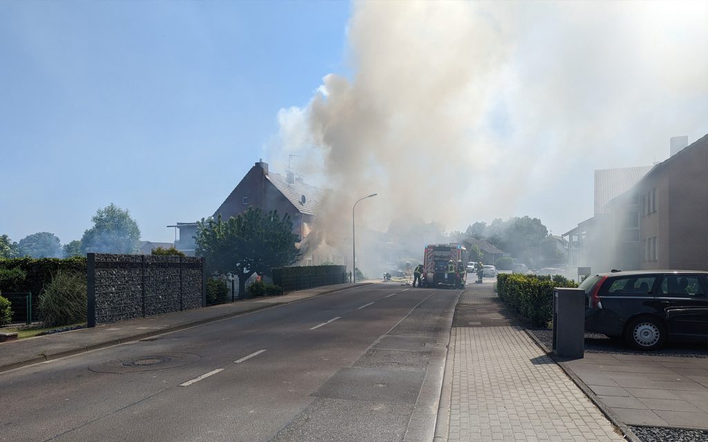 Heinsberg-Randerath: Schnelle Reaktion der Feuerwehr verhindert Ausbreitung eines Heckenbrandes