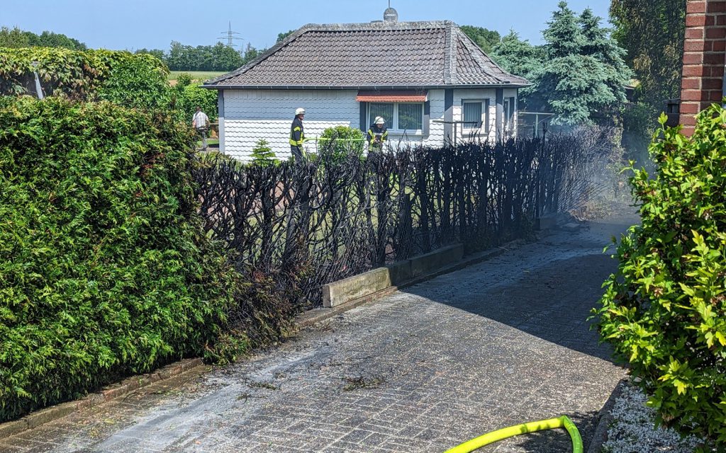 Heinsberg-Randerath: Schnelle Reaktion der Feuerwehr verhindert Ausbreitung eines Heckenbrandes