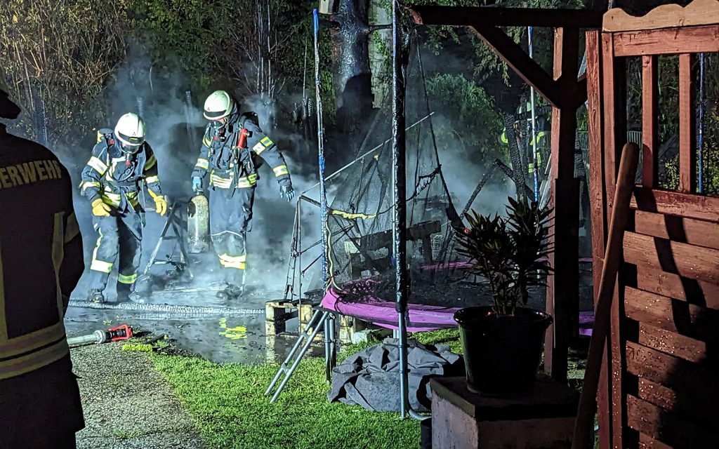 Übach-Palenberg-Boscheln: Vollbrand eines Gartenhauses greift über – Feuerwehr bringt Gasflasche aus dem Gefahrenbereich