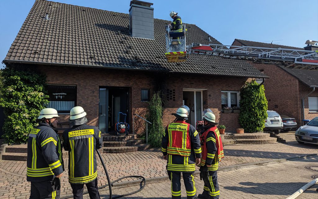 Hückelhoven-Schaufenberg: Feuerwehr verhindert Ausbreitung von Buschbrand