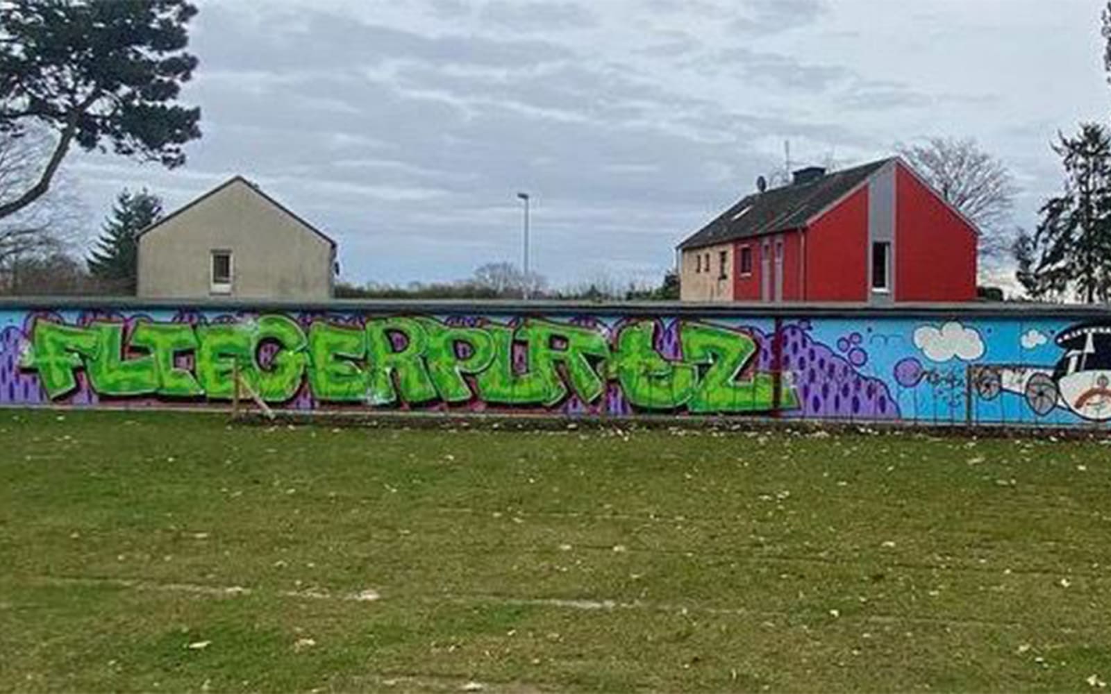 Neuer Farbtupfer: Garagenwand-Graffiti am Fliegerspielplatz vollendet