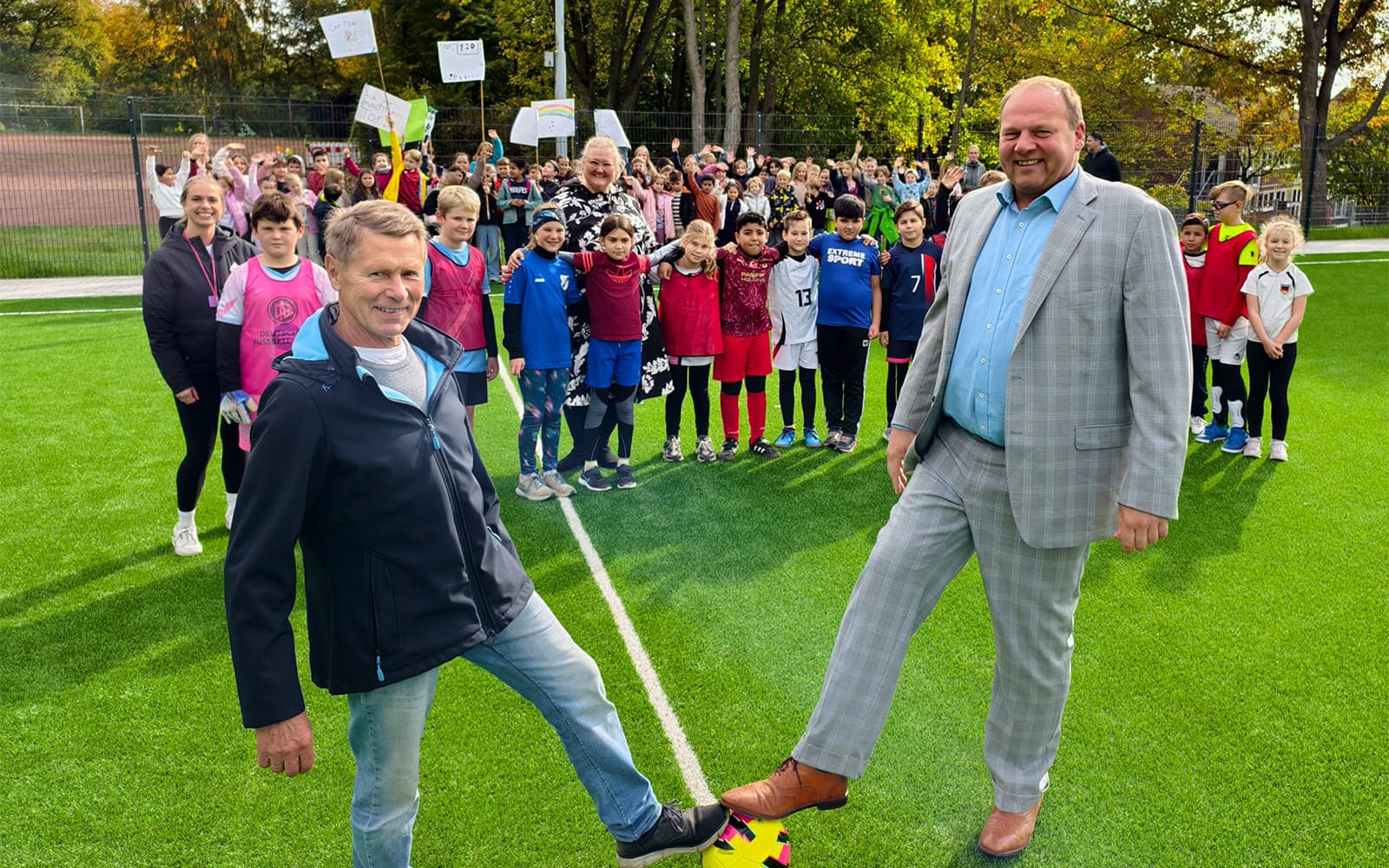 Neues Kunstrasenfeld in Hückelhoven-Doveren offiziell eröffnet